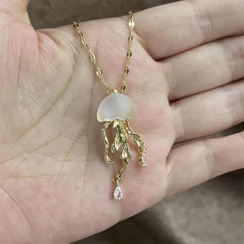 Cadeau bijoux pour elle avec ce collier méduse opale au style unique
