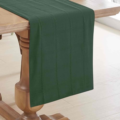 Chemin de table IZOD Chadwick pour habiller une table vide sans nappe