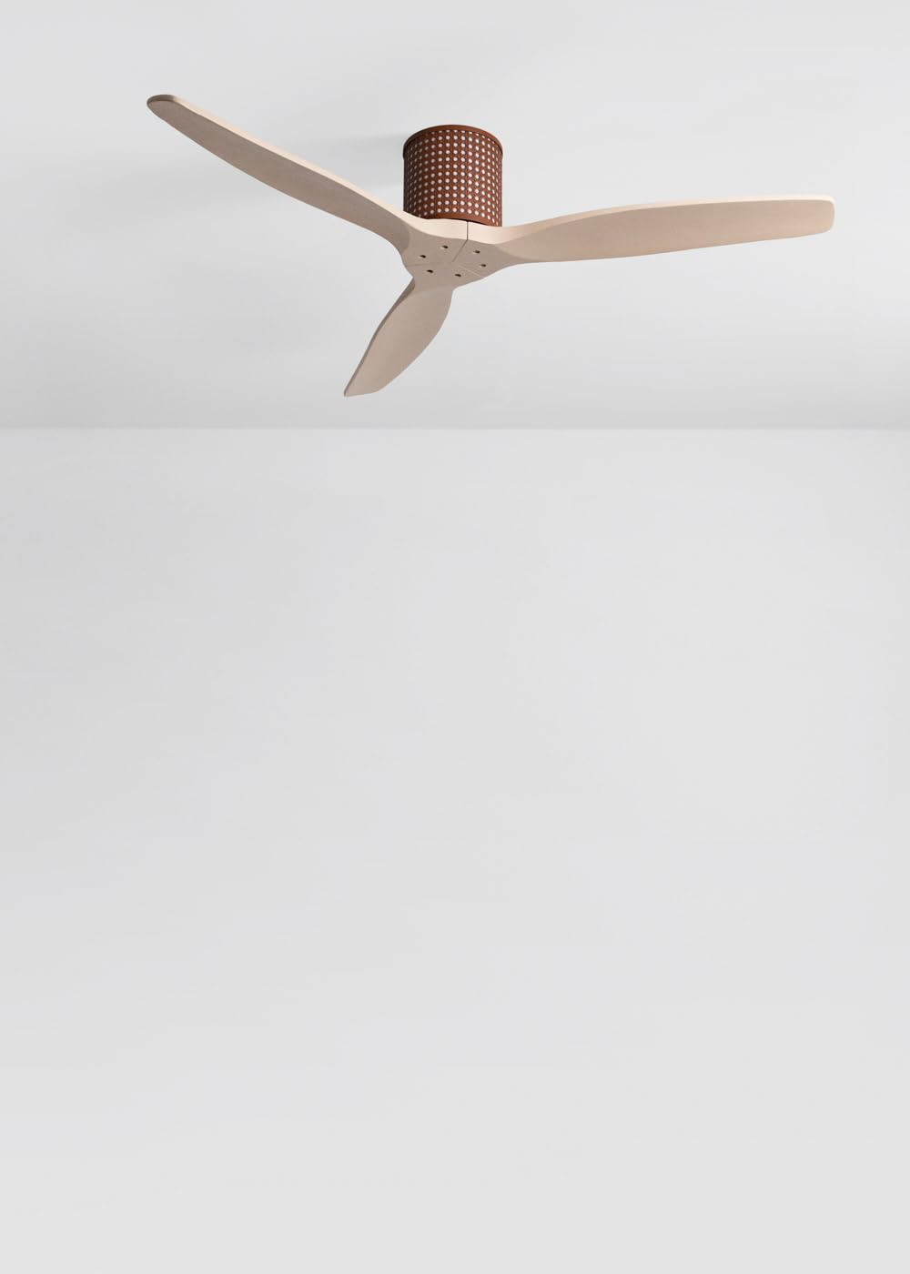 CREATE / WIND CALM CUSTOM RATTAN/Ventilador de techo ratán oscuro aspas madera natural arena con mando / 40W, Silencioso, Ø132 cm, 6 velocidades