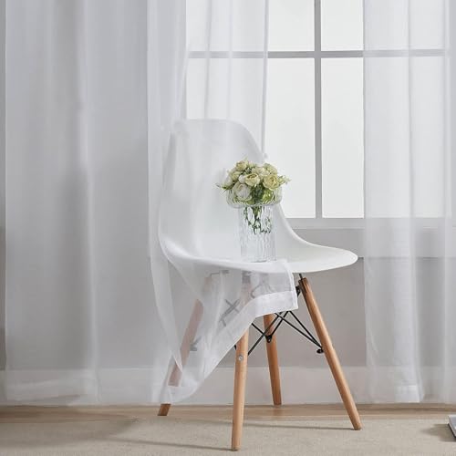 Cortinas de visillos muy finitos con ojales que permiten la entrada de luz 4