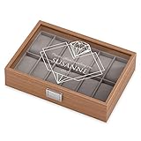 💎 KLASSISCHES DESIGN: Die elegante Uhrenbox überzeugt mit schlichtem Schliff, ihrer ansprechenden Ästhetik und der hochwertigen Verarbeitung. Das weiche Innenfutter aus Velour und die Schachtel aus Holz in Verbindung mit der persönlichen Gravur auf dem Glasfenster bilden eine perfekte Kombination, um die Kostbarkeiten nicht nur effektiv zu schützen, sondern auch diese prächtig zu präsentieren.