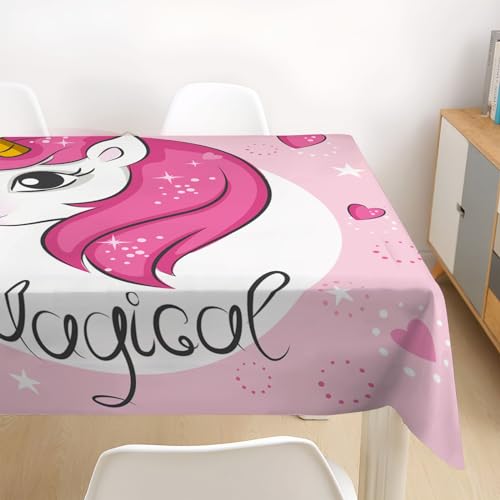 Table basse protégée des taches grâce à la nappe imperméable licorne lavable