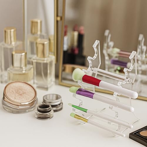 Pinceaux de maquillage bien rangés sur la coiffeuse avec AMT