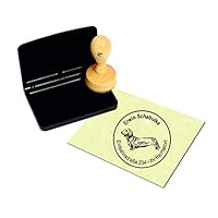 Sie erwerben einen individuellen Adressenstempel aus Holz mit abgebildetem Motiv und Adresse - mit schwarzem Stempelkissen. Die Stempelplatte wird mittels Lasergravur hergestellt. Der Stempel besteht aus lackiertem Buchenholz. Die Abdruckgröße beträg...