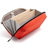 Rangement Organisé : Le compartiment principal de ce sac a 20 sections. L’avant comprend des emplacements pour stylos et de grands appareils numériques, l’arrière une poche zippée et 3 poches filet. La partie centrale comprend 2 séparateurs magnétiques, 4 sangles élastiques, une poche zippée, 4 emplacements pour cartes et 2 poches à glisser, permettant de ranger facilement téléphones, chargeurs et appareils numériques de manière ordonnée