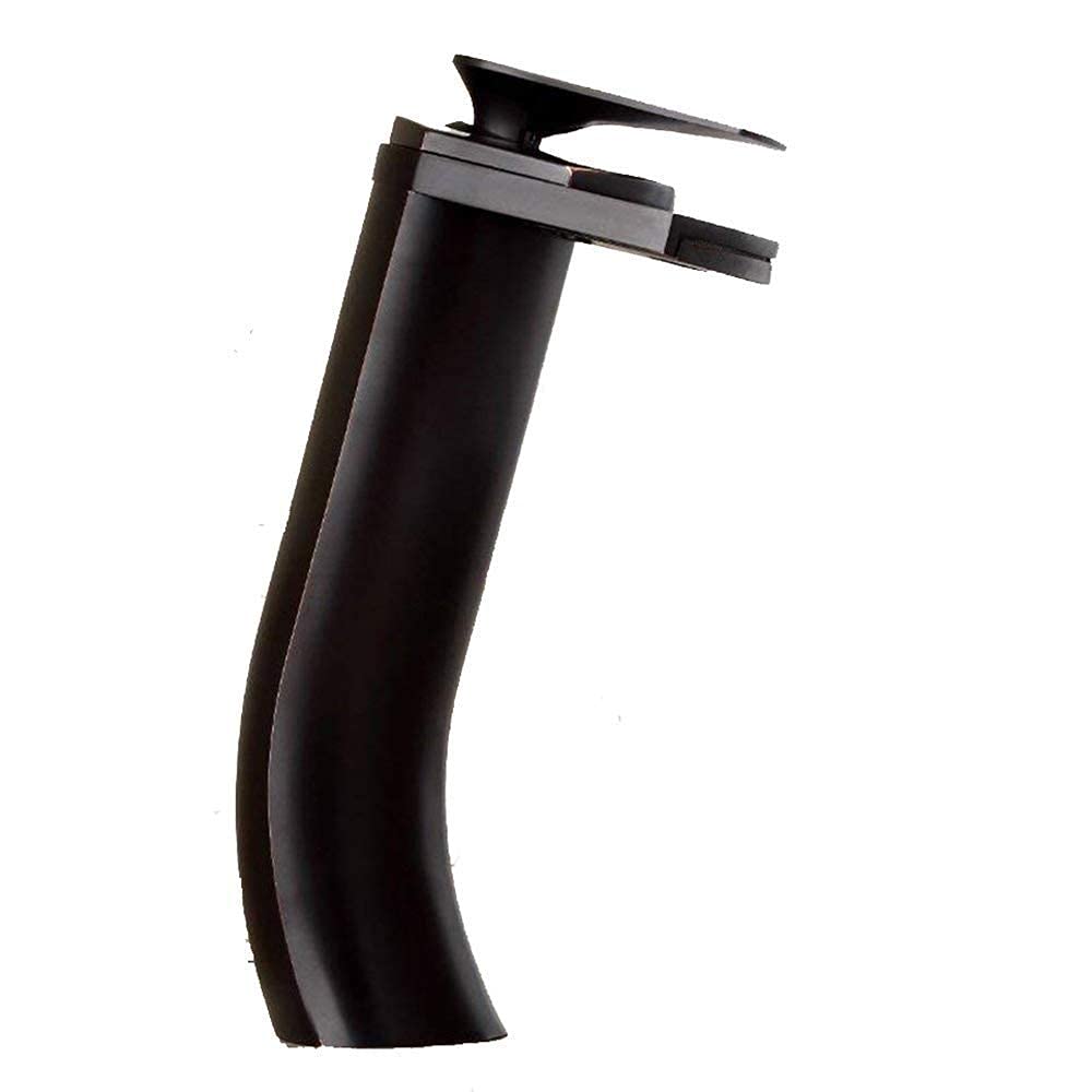 Grifo de cascada que evita salpicaduras en el lavabo del baño sobre mostrador