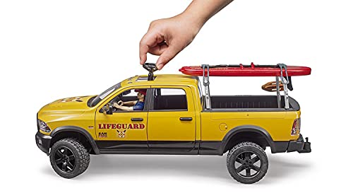 bruder 02506 - RAM 2500 Power Wagon Life Guard mit Figur, Stand-Up Paddle & Light and Sound Modul - 1:16 Pick-up Geländewagen Pritschenwagen Jeep Mann Rettungsdienst Rettungsschwimmer Fahrzeug – Bild 8
