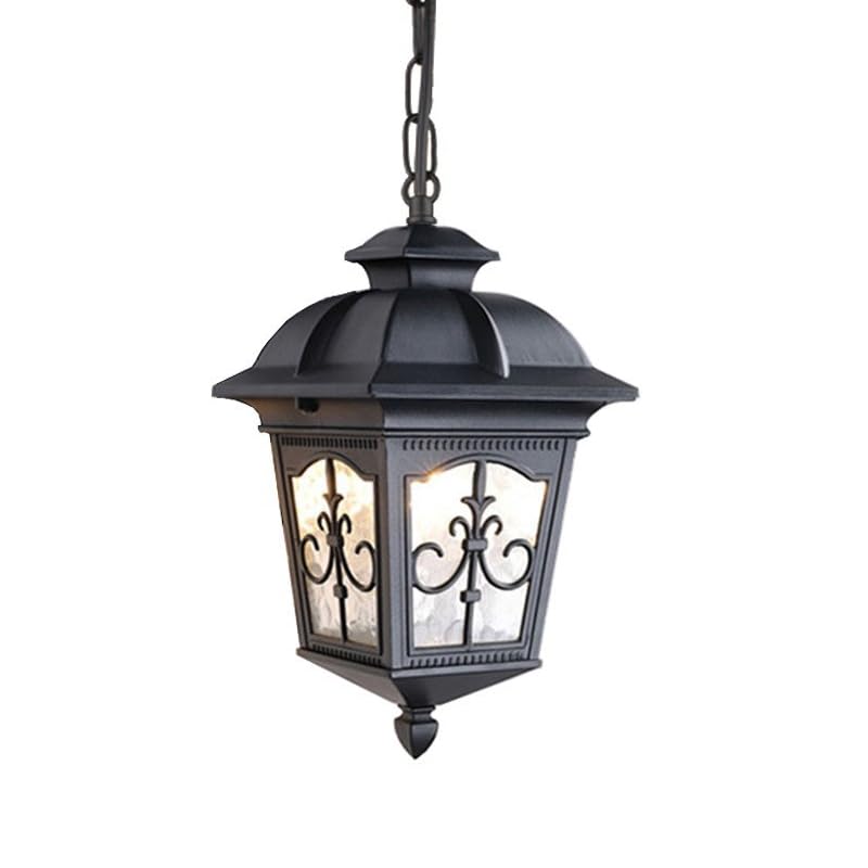 Balcón del patio antiguo chino iluminado con lámpara colgante retro tradicional