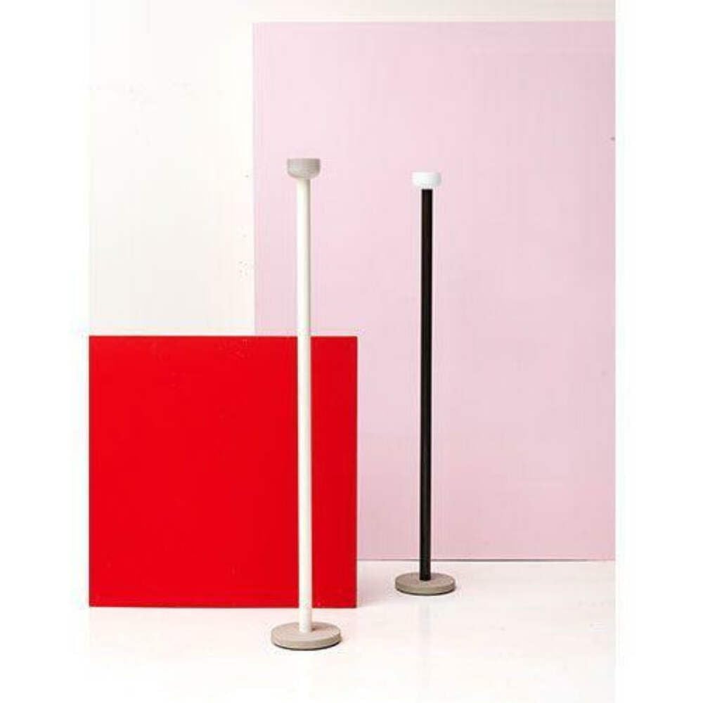 FLOS Bellhop Floor Lampada da pavimento H.178 a luce indiretta con base in cemento vetro bianco lucido e alluminio Rosso mattone