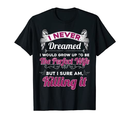 Camiseta con texto en inglés "Never Dreamed I would be the Perfect Wife" Camiseta