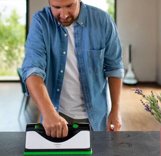 Vorwerk Folletto VG100+ Multisuperficie Originale – Lavavetri Elettrico Senza Fili per Vetri, Specchi, Piastrelle e Superfici Lucide – Spruzza, Pulisce e Aspira Senza Aloni