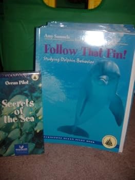 Paperback Follow That Fin: Studying Dolphin Behavior Classroom Set (Turnstone Ocean Pilot Book) Book