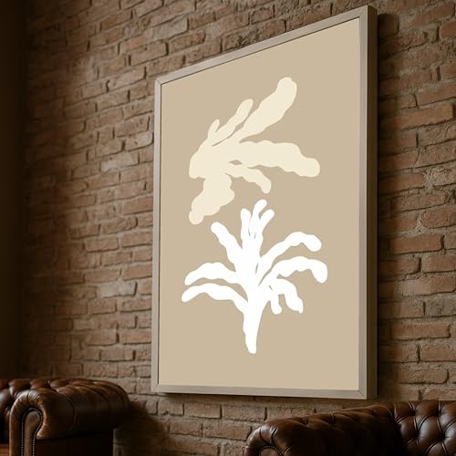 Toile minimaliste beige pour embellir un mur blanc et moderniser un salon vide