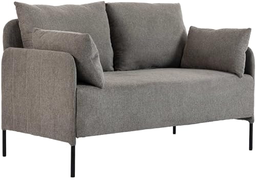 COMFORT DI SEDUTA: La superficie del divano si distingue per l'imbottitura in schiuma a densità media (28 kg/m³) e l'imbottitura a fibre 7D, che offrono un buon equilibrio tra morbidezza e stabilità della forma.