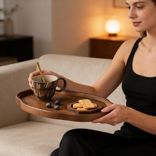 Plateau en bois rustique idéal pour un petit déjeuner au lit ou apéritif convivial