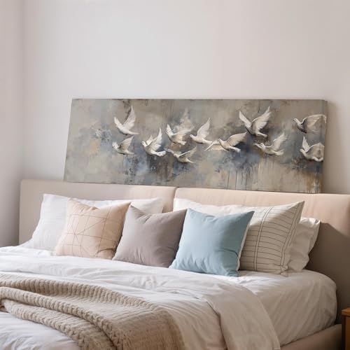 Peinture d'oiseaux pour habiller un mur vide : toile panoramique décoration salon rustique