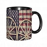 Matériau de qualité supérieure : Ce mug est fabriqué en céramique durable, avec un revêtement lisse et homogène pour une prise en main agréable. Le fond poli et l’anse courbée sont conçus avec soin, offrant à la fois un confort tactile et une finition raffinée.