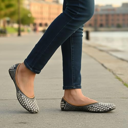 Image of DFR Women Embroidered Mojari Juttis