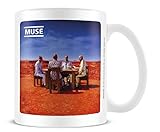 Umwickeltes Design: Storm Thorgersons zukünftiges futuristisches Design von vier Reitern der Apokalypse erscheint sowohl auf der Vorder- als auch auf der Rückseite der Tasse