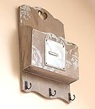 rack keystone Estampado floral en madera con placa metálica con una llave en la parte delantera.