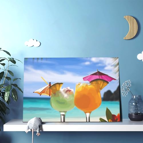 Décoration murale tropicale salon avec affiche plage et boisson