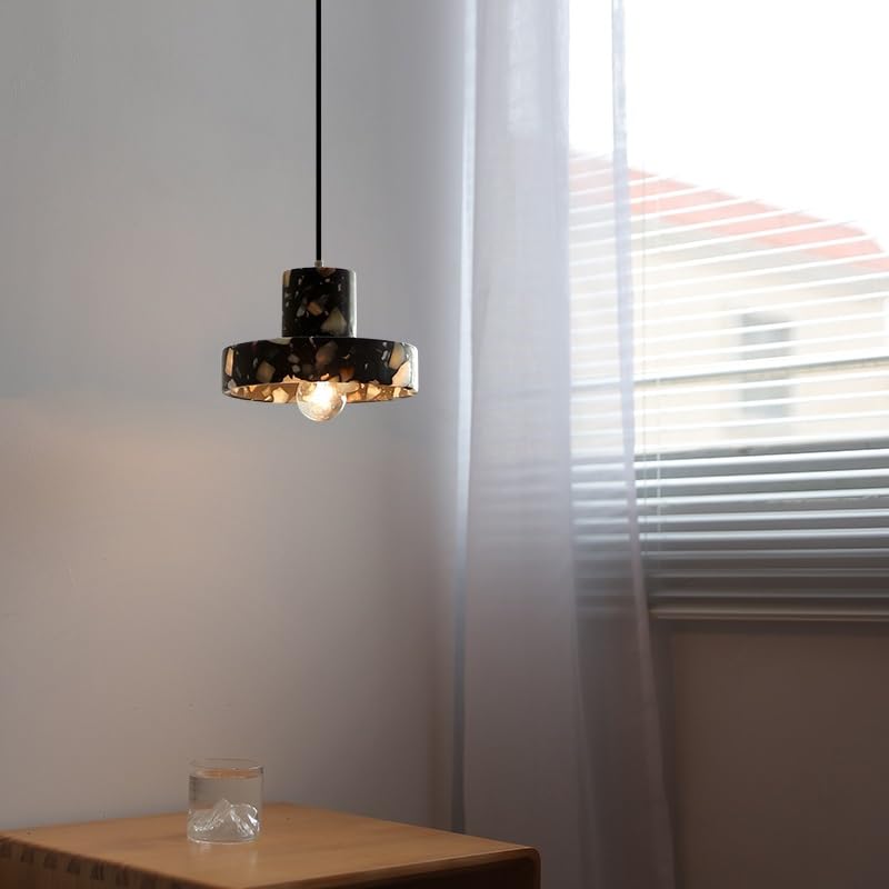 Lampe suspendue Terrazzo noir pour éclairer un salon sombre avec élégance