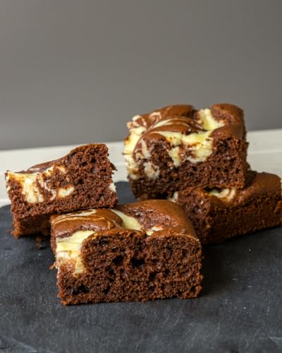 RUF Kuh Elsa Kuchen, Schokokuchen mit Kuhflecken aus Quarkcreme und Schokoraspeln aus Vollmilchschokolade, praktische Backmischung für Kindergeburtstage, 1x750g (Packung mit 2)