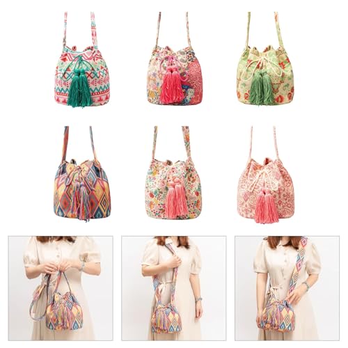 Sac à bandoulière tendance avec pompons pour un look bohème chic - 4