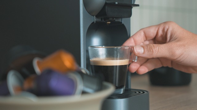 Cecotec Freestyle Grind & Latte Koffiecapsulemachine, 1400 W, 20 bar, multi-capsules, 40 g, conische molen, 1,6 l watertank, 300 ml melk, thermoblok, touchscreen, automatische reiniging