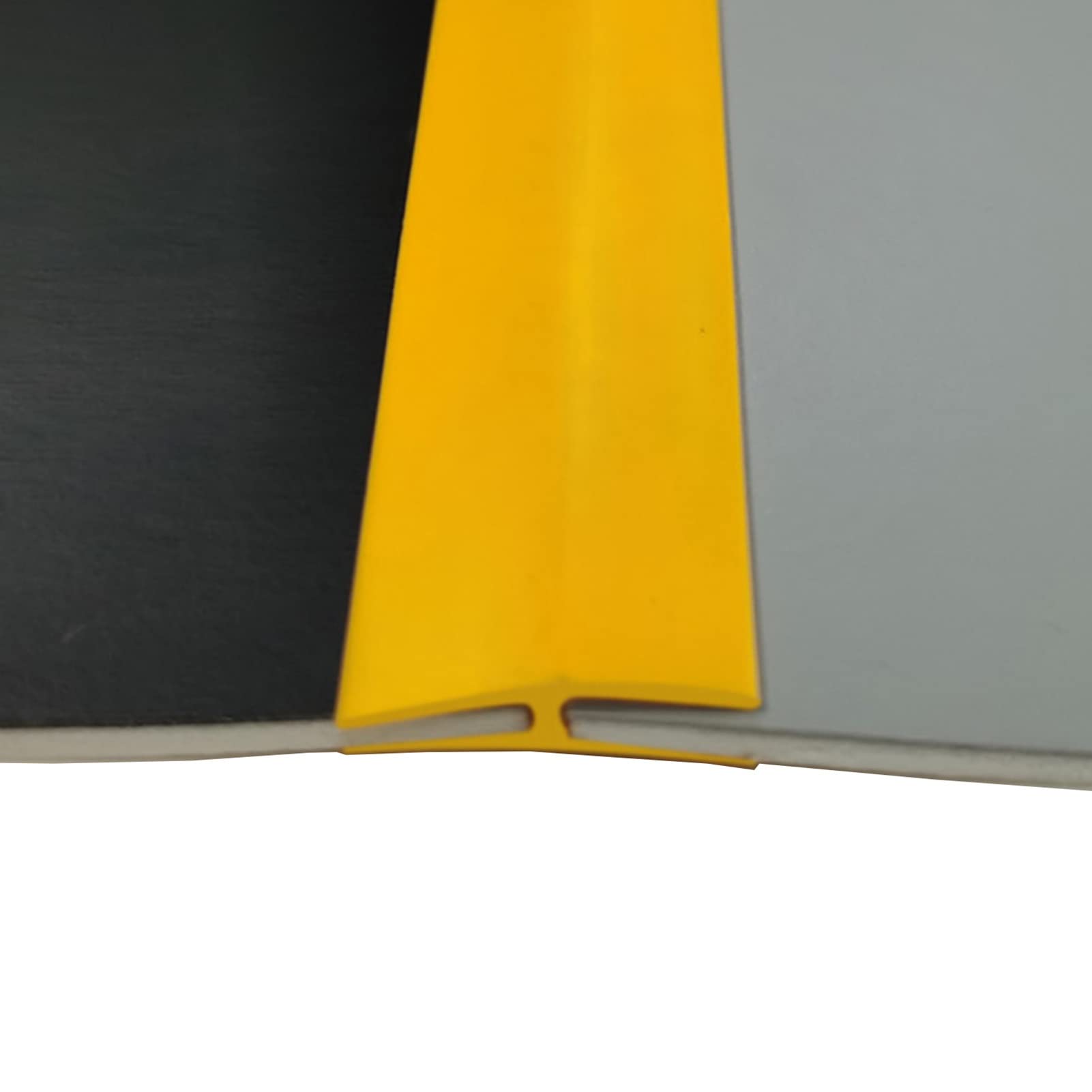 Bande de jonction pour moquette domestique jaune évitant l'usure des bords