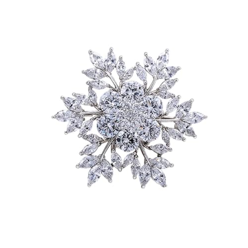 Broche neige scintillante pour sublimer un manteau de soirée chic