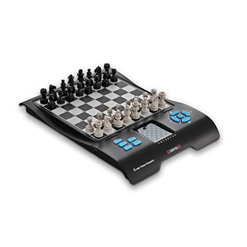 Millennium Europe Chess Champion - Schachcomputer + 7 weitere Spiele (Dame, Halma, 4 gewinnt, Reversi, etc.) für Einsteiger und Kinder. Mit praktischem Figurenfach für Reisen und unterwegs