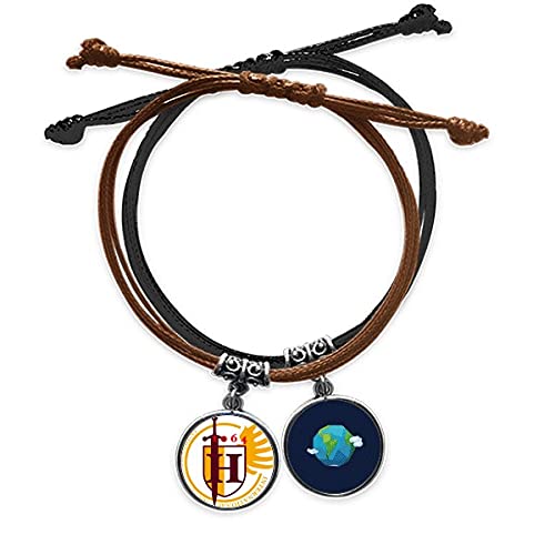 Pulsera de la Edad Media de cuero trenzado con dijes de espadas y escudo