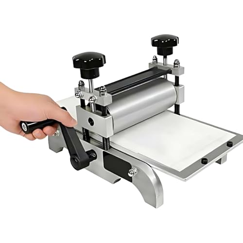 【Design compatto da tavolo】La pressa per stampa da tavolo è progettata come una piccola pressa da tavolo con una lastra piana di 31 x 17 cm, perfetta per l'uso in studi di stampa domestici, aule e spazi creativi limitati.