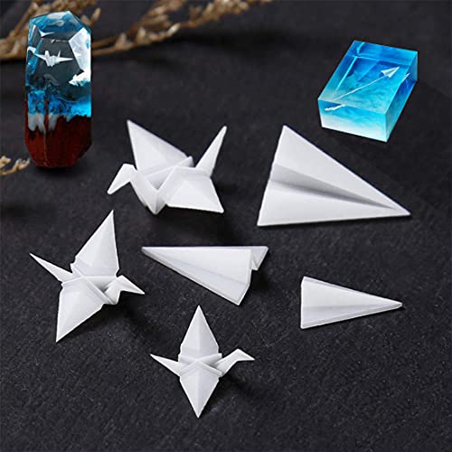 【Pacchetto compreso】: 6 pezzi Forniture per gioielli in resina: 3 pezzi piccola gru di carta in plastica + 3 pezzi di plastica mini mini aereo di carta.Eccellente materiale di riempimento per stampi epossidici in resina, puoi usare la tua creatività per fare regali unici.
