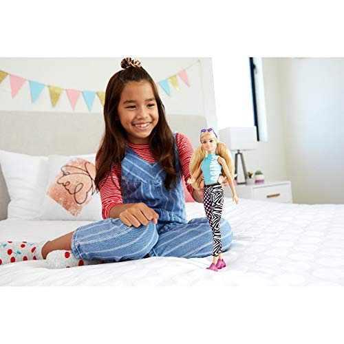 Barbie Fashionista Muñeca rubia con top Malibu, leggings con dos estampados y accesorios de moda (Mattel GRB50)