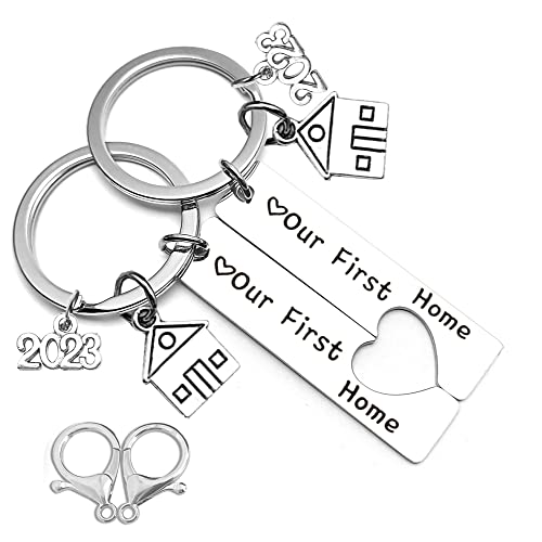 CVOZO New Home Keychains, Our First Home 2023, Maison Personnalisé Gravé Key Chain Keychain Trousseau Acier Inoxydable Cadeau Amoureux Saint-Valentin Anniversaire Noël Femme Homme Cover