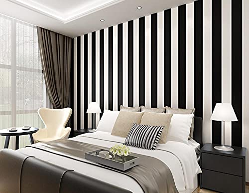 Papier peint rayures verticales noires pour agrandir salon et chambre