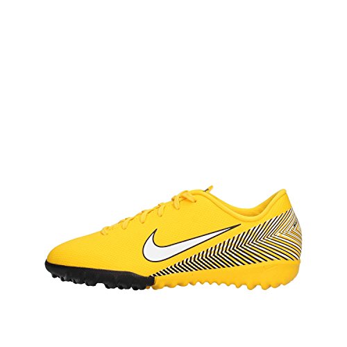 Chaussures de futsal Nike pour enfant joueur de football en salle recherchant agilité et vitesse