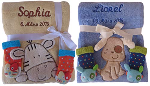 Babydecke mit Namen bestickt + 3d Rassel Socken Geschenk Baby Taufe Geburt (blau)