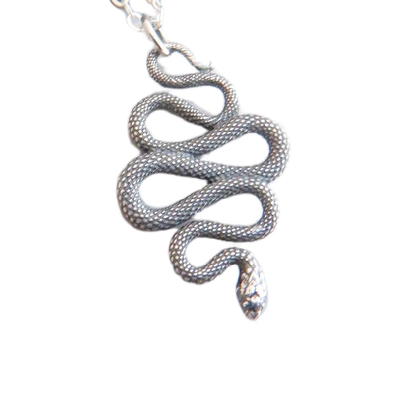 Colgante de reptil realista en plata para lucir con tus looks diarios de oficina y fin de semana