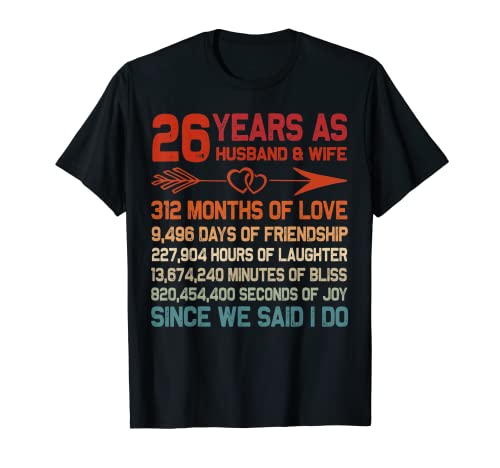 26 Anni come marito & Moglie stile retrò romantico 26 ° anniversario di matrimonio abiti regalo per lui o lei quando sei stato sposato per 26 Anni. Inoltre, è un'ottima idea regalo per San Valentino, Halloween, Ringraziamento, Natale per 26 anni di coppia di matrimonio.
