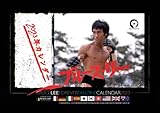 ★ ORIGINAL & EXKLUSIVE ★ - Das international anerkannte und vom Bruce Lee Estate unterstützte Bruce Lee Fanzine Magazin stellt den neuen speziellen Bruce Lee 2023 Fanzine Kalender vor. Der exklusive Bruce Lee Wand-Kalender ist im DIN A4 Format (ca. 30 x 22 x 1,2 cm). Der Jahres-Kalender hat zudem eine robuste Spiralbindung sowie einen praktischen Ring zum Aufhängen.