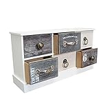 Das im Shabby Chic designte Schmuckkästchen ist mit unterschiedlichen und detailliert angefertigten Henkeln aus Metall sowie Aufschriften ausgestattet.