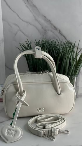 Chic and practicality in one bag!4