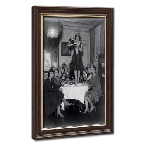 Impression toile The Prohibition Ended femme debout sur table décoration murale bureau