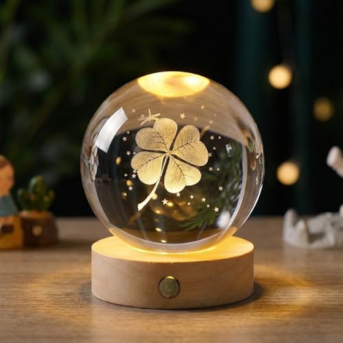 Kristallkugel Nachtlicht 60mm, Glücksbringer Kristallkugel Vierblättriges, LED Glas Kugel mit Holzsockel, 3D Kleeblatt Gravierte Glaskugel Deko, USB Deko Lampe für Wohnzimmer Schlafzimmer Büro