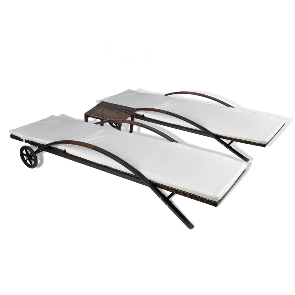 Lettini Prendisole con Tavolino in Polyrattan Marrone, 2 Sdraio da Giardino con Cuscini Spessi e Schienale Regolabile, Set Solarium Resistente e Lavabile per Esterno, Patio Piscina