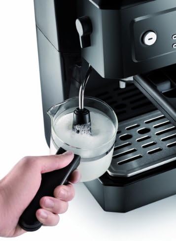 Frothing milk with the De'Longhi BCO320T steam wand