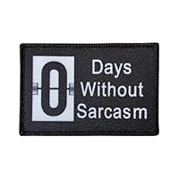 1pcs Bestickter Klett Patch lustiger Aufnäher zum Aufnähen 0 Days Without Sarcasm für Hüte, Rucksäcke, Jeans, Jacken 7.62x5cm